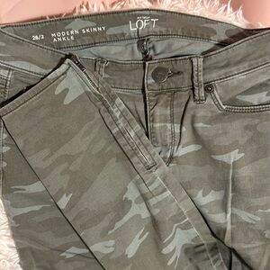 Ann Taylor loft size 2 Modern Skinny Ankle camo with ankle zippers